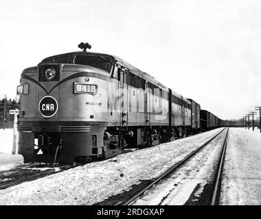 Kanada, C 1953, Ein kanadischer Dieselmotor der National Railway, der einen Güterzug zieht. Stockfoto