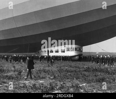 Lakehurst, New Jersey: 15. Oktober 1924 das Luftschiff der USS Los Angeles, wenn es in Lakehurst anlegt. Der LZ 126 wurde vom Zeppelin-Werk in Friedrichshafen gebaut. Stockfoto