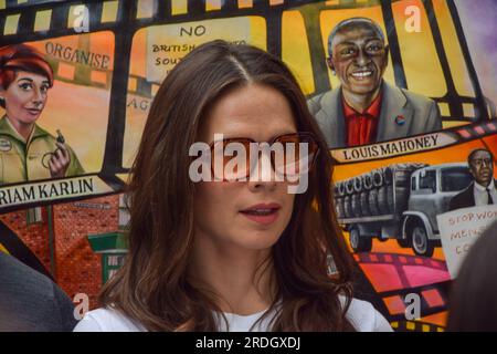 London, Großbritannien. 21. Juli 2023 Schauspielerin Hayley Atwell zeigt ihre Unterstützung, als Gewerkschaft der darstellenden Kunst- und Unterhaltungsindustrie eine Kundgebung auf dem Leicester Square veranstaltet, in Solidarität mit dem Streik der sag-AFTRA. Stockfoto