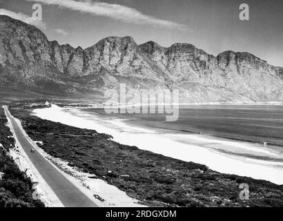 Südafrika: ca. 1946 Marine Drive am Westkap zwischen Gordons Bay und Hermanus. Stockfoto
