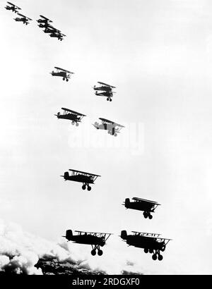 Seattle, Washington: c. 1931. Army Air Corp Kampfflugzeuge in Formation auf dem Weg zur Ostküste für einen simulierten Angriff auf die Städte dort. 600 Flugzeuge nahmen Teil, darunter 130 der von Boeing gespürten Verfolgungsjäger, die hier fliegen. Stockfoto