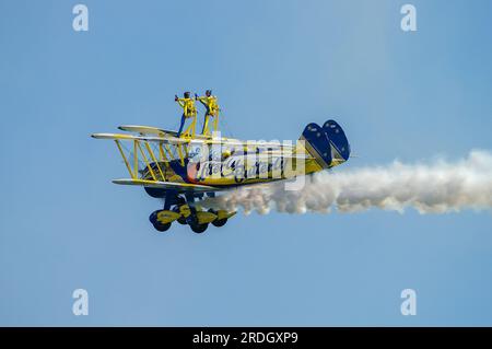 Aerosuperbatics völlig Butterly wingwalkers Display Team im Formationsflug in Southend Airshow. Boeing Stearman Doppeldecker mit wing Wanderer. Frauen Stockfoto