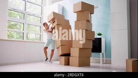 Komische Bewegungsunfälle. Herunterfallende Kartonschachteln Zu Hause Stockfoto