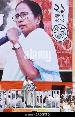 Kalkutta, Indien. 21. Juli 2023. 21. Juli 2023, Kolkata, Indien: Ministerpräsident des indischen Bundesstaates Westbengalen und Oberhaupt der Trinamool Congress (TMC)-Partei Mamata Banerjee spricht auf einem Massentreffen anlässlich des jährlichen Märtyrertages. Am 21. Juli 2023 in Kalkutta, Indien. (Foto von Dipa Chakraborty/Kredit: Eyepix Group/Alamy Live News Stockfoto