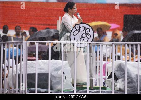 Kalkutta, Indien. 21. Juli 2023. 21. Juli 2023, Kolkata, Indien: Ministerpräsident des indischen Bundesstaates Westbengalen und Oberhaupt der Trinamool Congress (TMC)-Partei Mamata Banerjee spricht auf einem Massentreffen anlässlich des jährlichen Märtyrertages. Am 21. Juli 2023 in Kalkutta, Indien. (Foto von Dipa Chakraborty/Kredit: Eyepix Group/Alamy Live News Stockfoto