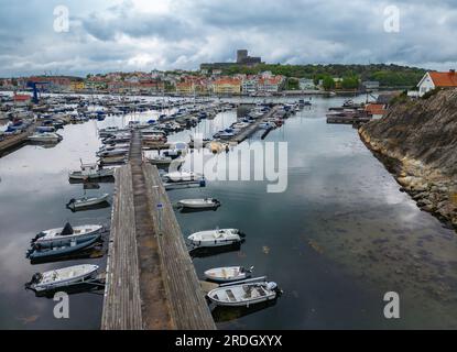 Marstrand, Schweden - 22. Mai 2023: Der Hafen und die Burg einer kleinen Insel und Stadt Marstrand, die sich in der Gemeinde Kungalv in befindet Stockfoto