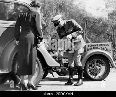 Los Angeles, Kalifornien: c... 1930 Ein Mitglied der Dienstpatrouille des Automobile Club von Südkalifornien stellt einem kaputten Autofahrer Hilfe zur Verfügung. Stockfoto