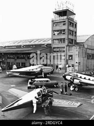 Teterboro, New Jersey: Oktober 1955 Privat- und Executive-Flugzeuge auf dem Vorfeld am Flugabschnitt Atlantic Aviation des Flughafens Teterboro, zwölf Meilen von Midtown Manahttan entfernt. Stockfoto