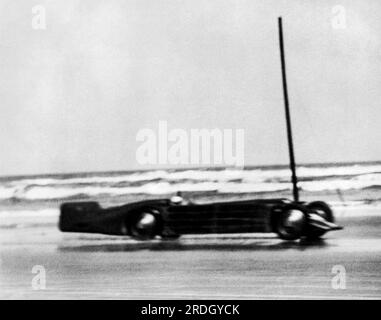 Daytona Beach, Florida: 11. März 1929 britischer Major Henry Seagrave in seinem Golden Arrow Rennwagen, der die Rekordgeschwindigkeit von 231,36 km/h am Daytona Beach setzt. Stockfoto