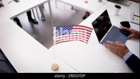 Politikertreffen Und Gruppendiskussion Mit Flaggen. Politische Konferenz Stockfoto