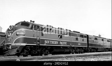 Kalifornien: c. 1956 einer der Coast Daylight-Züge der Southern Pacific Railroad, die zwischen Los Angeles und San Francisco verkehrten. Stockfoto