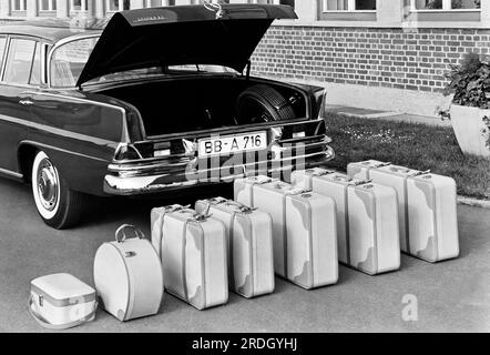 Deutschland: c. 1960 Ein neues Modell des Mercedes-Benz mit einer großen Gepäcksammlung, die in den Kofferraum passt. Stockfoto