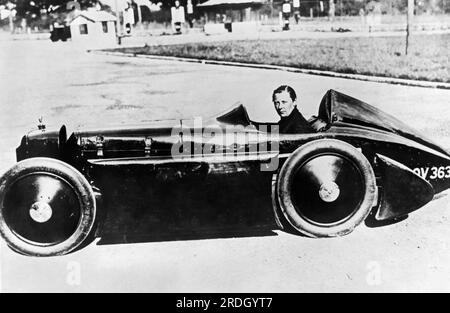 Paris, Frankreich: ca. 1931 Gwenda Stewart in ihrem bantam-Auto, in dem sie den weltweiten Geschwindigkeitsrekord von 109,13 km/h auf der Montlhery-Rennstrecke in der Nähe von hier aufstellte. Stockfoto