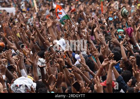 Kalkutta, Indien. 21. Juli 2023. Anhänger der Trinamool Congress (TMC)-Partei nehmen an einer Kundgebung Teil, die an die Chefminister Westbengals und die Partei Supremo Mamata Banerjee anlässlich des jährlichen Märtyrertages gerichtet ist. Am 21. Juli 2023. (Kreditbild: © Dipa Chakraborty/Eyepix via ZUMA Press Wire) NUR REDAKTIONELLE VERWENDUNG! Nicht für den kommerziellen GEBRAUCH! Stockfoto