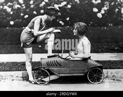 Atlantic City, New Jersey: 17. Juli 1923 zwei der Teilnehmer des alljährlichen Miss-America-Schönheitswettbewerbs im Herbst diskutieren hier über ein Ticket. Stockfoto