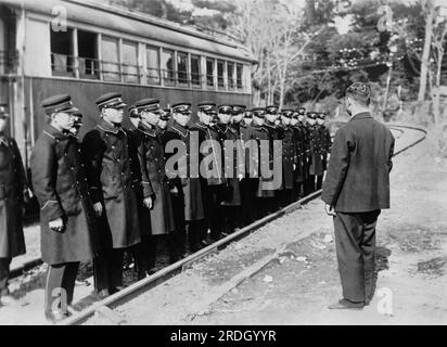 Tokio, Japan: 25. Dezember 1927 Eine Gruppe japanischer Jungs, die die städtische Straßenbahn Uniformen angezogen hat und als Straßenbahnführer ausprobiert. Stockfoto