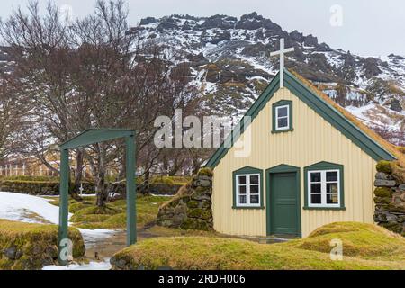 Hofskirkja, mit Kunstrasen bedeckte Holzkirche und Friedhof am Hof in Oeraefi / Öræfi, Austur-Skaftafellssýsla, Sudurland, Island Stockfoto