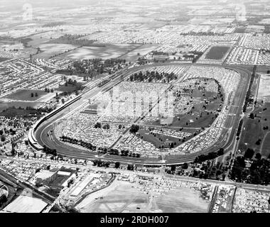 Indianapolis, Indiana: 1961 die Rennstrecke der Indianapolis 500 am Memorial Day aus der Vogelperspektive. Stockfoto