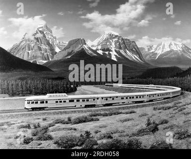 Kanada: 1955 die Darstellung eines Künstlers von dem, wie der neue, aus rostfreiem Stahl gefertigte Dome-Streamliner-Zug der Canadian Pacific Railway, „The Canadian“, aussehen wird, wenn er zwischen Montreal und Vancouver in Betrieb genommen wird. Stockfoto