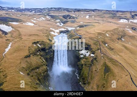 Luftaufnahme über Skogafoss, 63 m hoher Wasserfall am Fluss Skógá im Winter, Skógar, Island Stockfoto