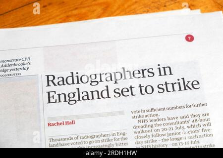 „Radiographers in England set to Strike“ Guardian Schlagzeile NHS Workers staff Strikes Artikel 30. Juni 2023 London England UK Stockfoto