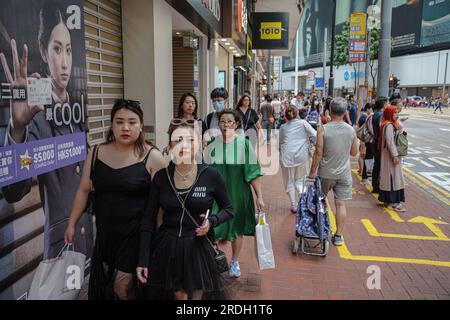 Hongkong, China. 16. Juli 2023. Die Leute gehen auf der Straße in Causeway Bay. (Foto: Michael Ho Wai Lee/SOPA Images/Sipa USA) Guthaben: SIPA USA/Alamy Live News Stockfoto