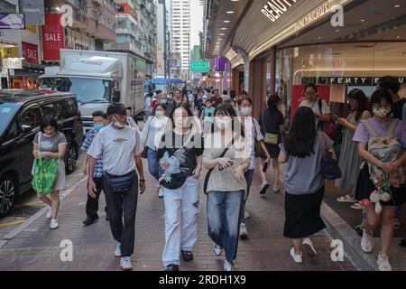 Hongkong, China. 07. Juli 2023. Menschen laufen in Mong Kok auf den Straßen. (Foto: Michael Ho Wai Lee/SOPA Images/Sipa USA) Guthaben: SIPA USA/Alamy Live News Stockfoto