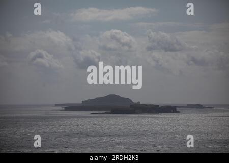 Die Treshnish-Inseln von der Insel Mull, Silhouette gegen das Licht Stockfoto