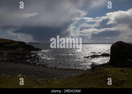 Port Haunn Beach, Mull, mit den Treshnish-Inseln im Hintergrund und schlechtem Wetter Stockfoto