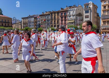 Pamplona, Spanien: 09. Juli 2023: Das San Fermin Festival wird in traditioneller weißer und roter kleidung mit roter Krawatte gefeiert, Pamplona, Navarra, Spanien. Stockfoto