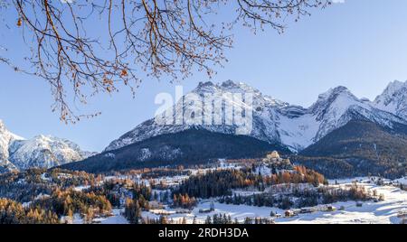 Ftan, Schweiz - 03. Dezember. 2021 Uhr: Panorama des Schweizer Tarasp Dorfes mit Tarasp Castle im frühen Winter, Blick vom Ftan Baraigla Hügel Stockfoto