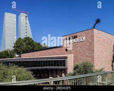 Basel, Schweiz - Juli 17. 2021 Uhr: Das Tinguely Museum mit dem modernen Roche Hochturm im Hintergrund. Das Museum hat eine Dauerausstellung von t Stockfoto