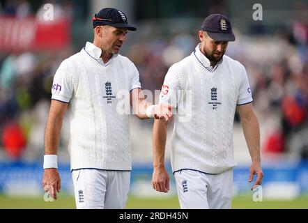 James Anderson (links) und Chris Woakes verlassen das Spielfeld nach dem dritten Tag des vierten LV= Insurance Ashes Series-Testspiels in Emirates Old Trafford, Manchester. Bilddatum: Freitag, 21. Juli 2023. Stockfoto