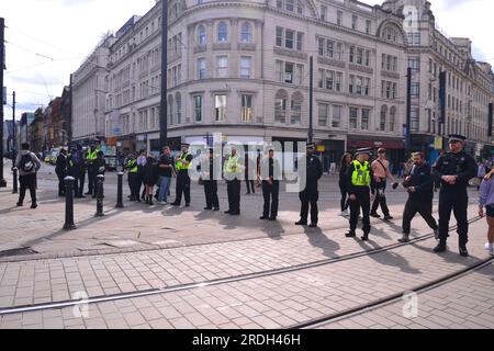 Manchester, Großbritannien. 21. Juli 2023. Hunderte von Schulkindern wurden im Stadtzentrum von Manchester, Großbritannien, abgestempelt. Die Polizei hat Verstärkung gerufen, um eine Linie in der Nähe der Straßenbahnhaltestelle Market Street zu errichten, um zu verhindern, dass viele Jugendliche weiter ins Stadtzentrum kommen. Jemand warf Eier und Getränke auf die Polizei, lokale Medienberichte, und sagte, Kinder hätten "Aufstand gemacht". Heute war in vielen Schulen der letzte Schultag. Um 17,27 Uhr berichtete die Lokalzeitung, dass "die Polizei soeben angekündigt hat, dass jetzt eine Verbreitungsordnung in Kraft ist - und wenn Sie sich nicht bewegen, wenn Sie gefragt werden, "Sie könnten verhaftet werden". Kredit: Terry Waller/Alamy Live News Stockfoto