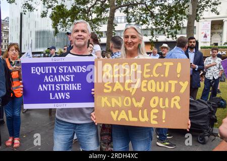 London, Großbritannien. 21. Juli 2023. Demonstranten halten während der Demonstration Plakate, die sich gegen Antistreikgesetze und zur Unterstützung von Equity und sag-AFTRA aussprechen. Die Gewerkschaft der darstellenden Künste und Unterhaltungsindustrie veranstaltete auf dem Leicester Square eine Kundgebung, die sich solidarisch mit dem Streik der sag-AFTRA (Screen Actors Guild - American Federation of Television and Radio Artists) zeigte. Kredit: SOPA Images Limited/Alamy Live News Stockfoto