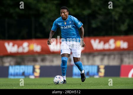 Michael Folorunsho von SSC Napoli in Aktion während des Vorsaison-freundlichen Fußballspiels zwischen SSC Napoli und ASD Anaune Val di Non. SSC Napoli gewann 6-1 gegen ASD Anaune Val di Non. Stockfoto