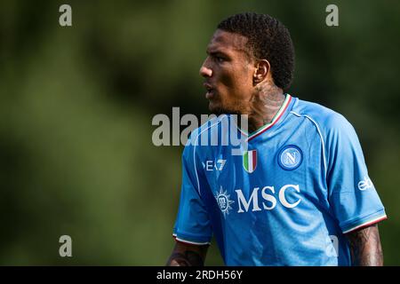 Michael Folorunsho von SSC Napoli schaut während des Vorsaison-freundlichen Fußballspiels zwischen SSC Napoli und ASD Anaune Val di Non zu. SSC Napoli gewann 6-1 gegen ASD Anaune Val di Non. Stockfoto