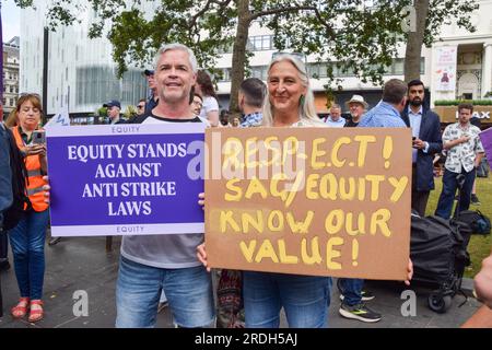 London, Großbritannien. 21. Juli 2023. Demonstranten halten während der Demonstration Plakate, die sich gegen Antistreikgesetze und zur Unterstützung von Equity und sag-AFTRA aussprechen. Die Gewerkschaft der darstellenden Künste und Unterhaltungsindustrie veranstaltete auf dem Leicester Square eine Kundgebung, die sich solidarisch mit dem Streik der sag-AFTRA (Screen Actors Guild - American Federation of Television and Radio Artists) zeigte. (Foto: Vuk Valcic/SOPA Images/Sipa USA) Guthaben: SIPA USA/Alamy Live News Stockfoto