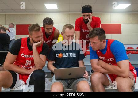 Podebrady, Tschechische Republik. 21. Juli 2023. Die tschechische Basketballmannschaft der Männer in Aktion während des Trainings in Podebrady, Tschechische Republik, 21. Juli 2023. Foto von links: Martin Kriz, Tomas Kyzlink, Coach Assistant, Jan Sotnar, Vojtech Hruban, Ondrej Sehnal. Kredit: Josef Vostarek/CTK Photo/Alamy Live News Stockfoto