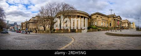 Straße zur Liverpool Central Library und zum World Museum auf der linken Seite in Großbritannien Stockfoto