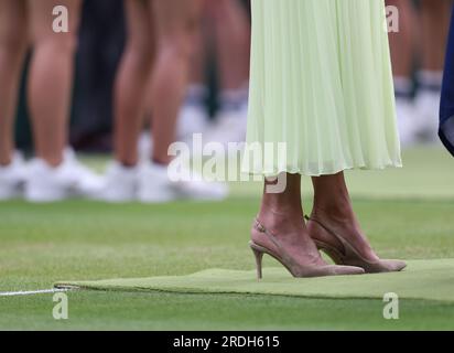 Ons Jabeur gegen Marketa Vondrousova im Ladies-Finale am Centre Court, Wimbledon. Wimbledon Ladies Final Day, Wimbledon, London, Vereinigtes Königreich, am 15. Juli, 2023. Stockfoto