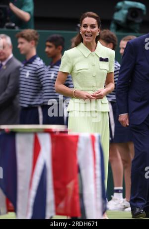 Ons Jabeur gegen Marketa Vondrousova. Im Ladys-Finale am Centre Court, Wimbledon. Wimbledon Ladies Final Day, Wimbledon, London, Vereinigtes Königreich, am 15. Juli, 2023. Stockfoto