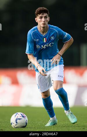 Matteo Marchisano von SSC Napoli in Aktion während des vorsaisonfreundlichen Fußballspiels zwischen SSC Napoli und ASD Anaune Val di Non. SSC Napoli gewann 6-1 gegen ASD Anaune Val di Non. Stockfoto