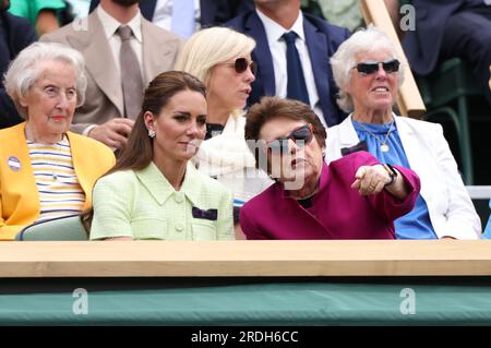 Catherine, die Prinzessin von Wales, in der königlichen Box, mit Billie Jean King, die Ons Jabeur gegen Marketa Vondrousova im Ladies-Finale am Centre Court in Wimbledon sieht. Wimbledon Ladies Final Day, Wimbledon, London, Vereinigtes Königreich, am 15. Juli, 2023. Stockfoto