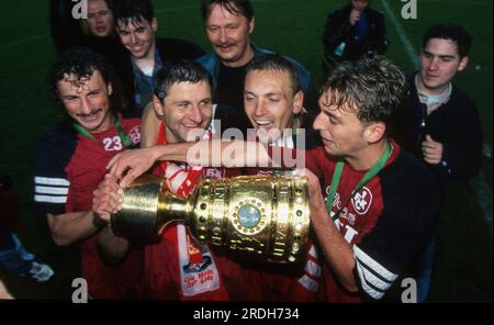 Kaiserslautern, Deutschland. 21. Juli 2023. firo: 05/25/1996 Fußball: Fußball: Archivieren von Fotos, Archivieren von Fotos, Archivieren von Bildern, DFB Cup Saison 1995/1996, 95/96, Finale, Cup Finale, 1. FC Kaiserslautern, will, Pokalsieger 1. FC Kaiserslautern – KSC, Karlsruher SC, Karlsruher 1:0 Jubiläum, Cheers, mit, Und, der Pokal, Trophäen-Credit: dpa/Alamy Live News Stockfoto