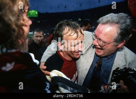 Kaiserslautern, Deutschland. 21. Juli 2023. firo: 25.05.1996 Fußball: Fußball: Archivieren von Fotos, Archivieren von Fotos, Archivieren von Bildern, DFB Cup Saison 1995/1996, 95/96, Finale, Cup Finale, 1. FC Kaiserslautern, will, Pokalsieger 1. FC Kaiserslautern – KSC, Karlsruher SC, Karlsruher 1:0 Andreas Brehme, Halbfigur, Jubel, Cheers Credit: dpa/Alamy Live News Stockfoto