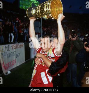 Kaiserslautern, Deutschland. 21. Juli 2023. firo: 25.05.1996 Fußball: Fußball: Archivieren von Fotos, Archivieren von Fotos, Archivieren von Bildern, DFB Cup Saison 1995/1996, 95/96, Finale, Cup Finale, 1. FC Kaiserslautern, will, Pokalsieger 1. FC Kaiserslautern - KSC, Karlsruher SC, Karlsruher 1:0 Axel Roos, Jubilation, Cheers, mit, und, Der Pokal, Trophäen-Credit: dpa/Alamy Live News Stockfoto