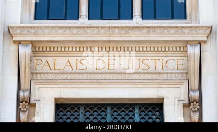 Nahaufnahme des Schilds auf der Pedimentation der Fassade eines Gerichtsgebäudes mit den Worten „Palais de Justice“ (bedeutet „Gerichtsgebäude“) auf Französisch Stockfoto