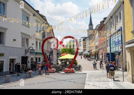 Villach, Österreich. Juli 18 2023. Blick auf die Hauptstraße im Stadtzentrum Stockfoto