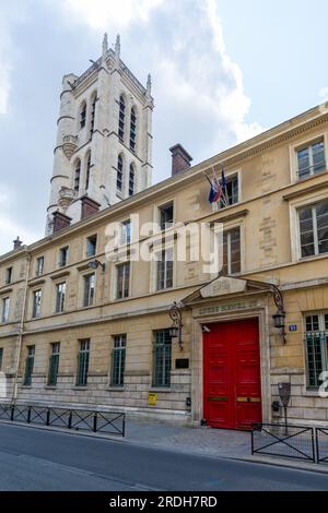 Fassade des Lycée Henri IV, einer öffentlichen Sekundar- und Hochschuleinrichtung im Quartier Latin, mit dem Clovis-Turm im Hintergrund Stockfoto